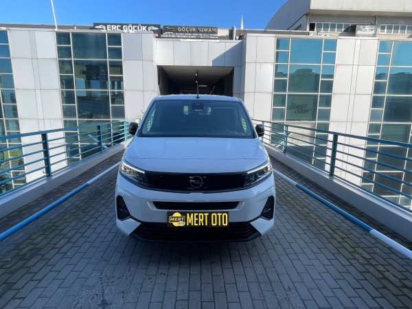 2025 Opel Combo Cargo 1.5d Ult.Xl.18.000km Otomk Temi̇z Bakımlı 